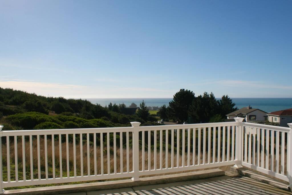 Spyglass By Oceanviewhottubs Oceanfront Tesla Chrging Shelter Cove Oceanfront Apartment Exterior photo